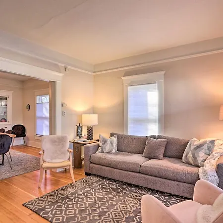 Vintage-Chic Home With Patio - Walk To Hyde Park!